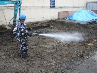 油とりクリーナーの希釈液で洗浄し油を剥離させる