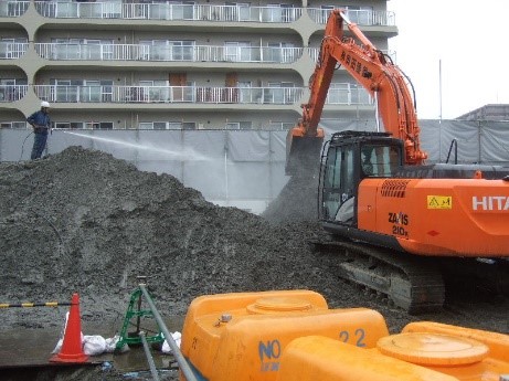 掘削除去時の油臭低減化～「油とりクリーナー」の希釈液散布